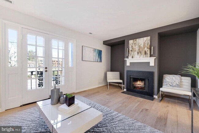 Building Photo - Gorgeous 2 Bedroom 2.5 Bath in Chevy Chase