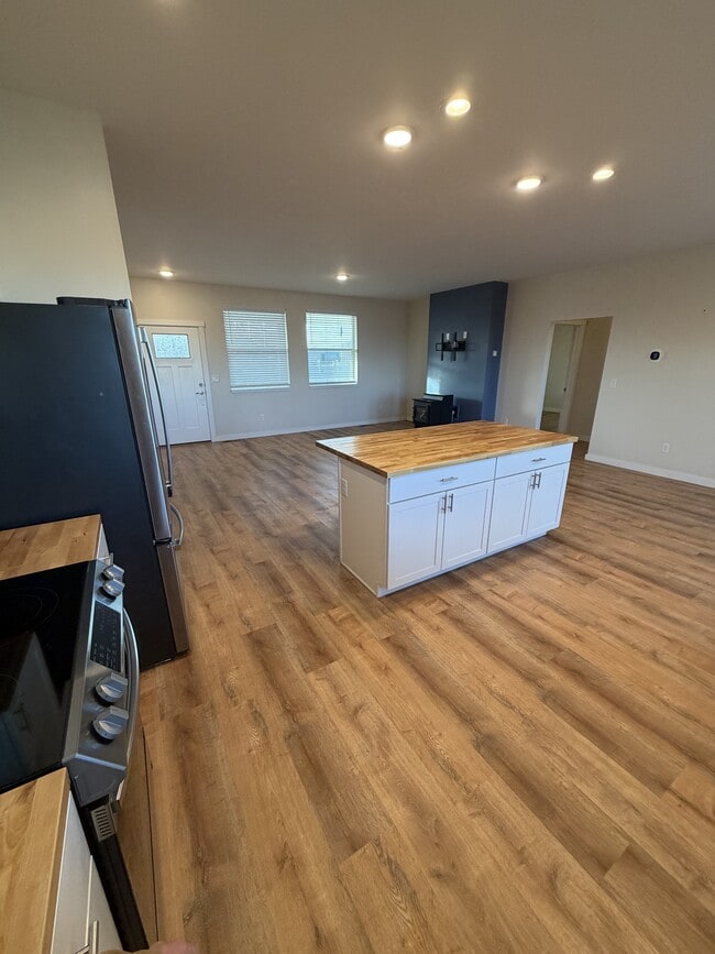 Building Photo - 4280 NE Alexander Way