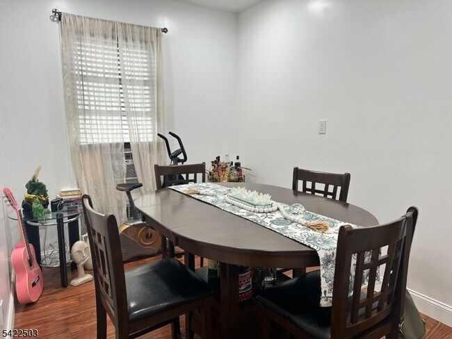 Building Photo - 70 Arthur St