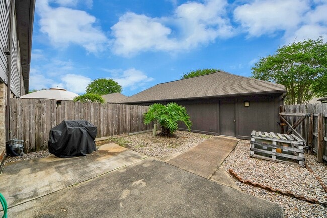 Building Photo - 2204 Gemini St