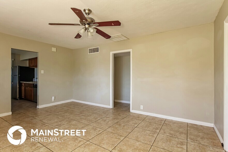 Building Photo - 2325 W Pinchot Ave