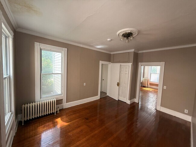 Building Photo - 870 Elm St