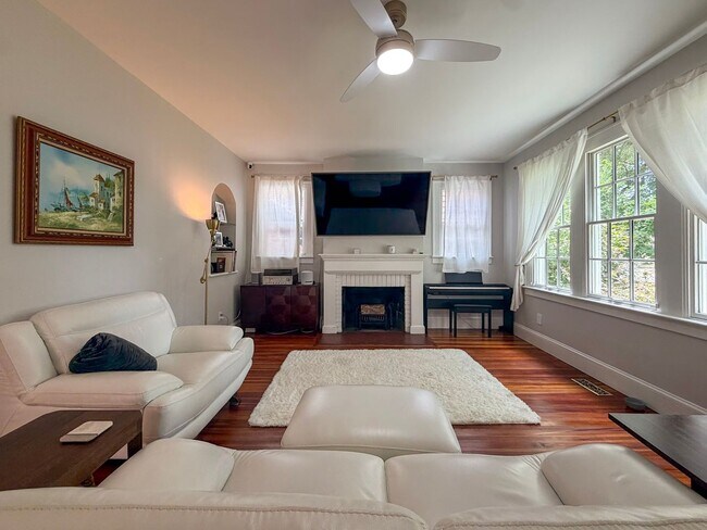 Building Photo - Luxury Historic Home Near UF | Fully Renovated 3BR/2BA with Private Yard & Premium Finishes