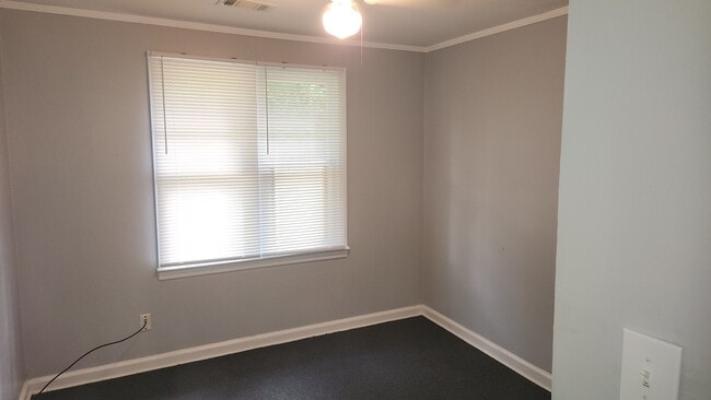 Building Photo - 817 Perry Dr