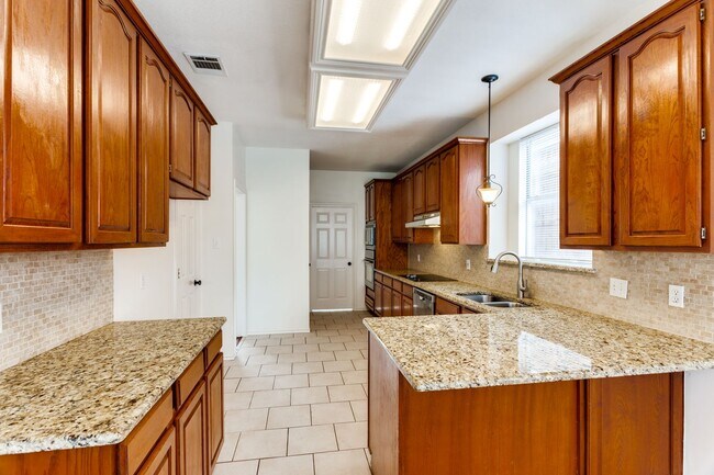 Building Photo - 8434 Golf Club Cir