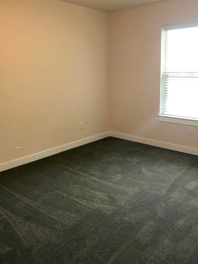 Building Photo - 1964 Main St