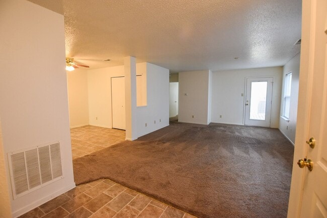 Building Photo - 3 Bedroom House with Garage in Greenfield