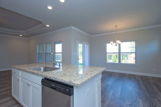 Building Photo - Move in special