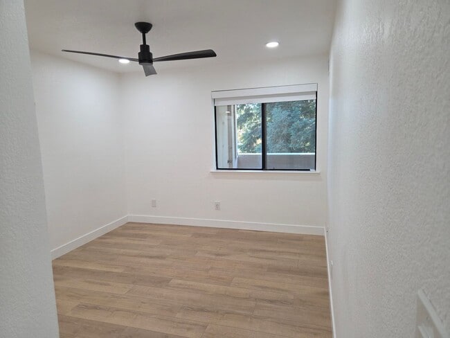 Building Photo - Top floor update 2 bed 2 bath condo in great location.