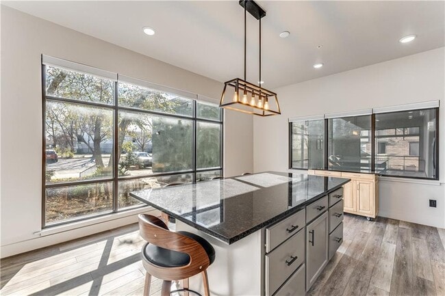 Building Photo - 1723 N Chestnut Ave