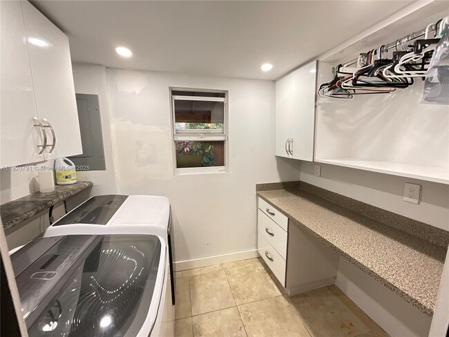 Building Photo - 936 W 79th Pl