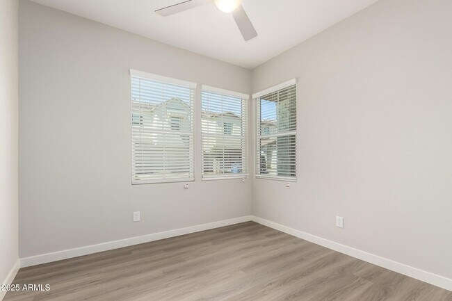 Building Photo - 1531 W Sierra Vista Dr