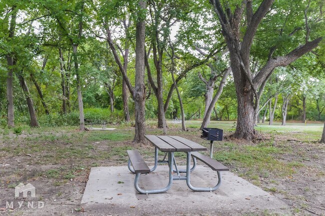 Building Photo - 1823 Cordova Dr