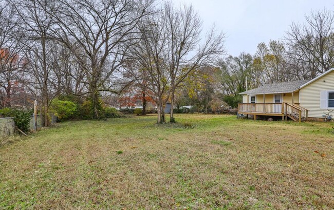 Building Photo - 3 bedroom | 1 bathroom | Fenced Backyard, ...