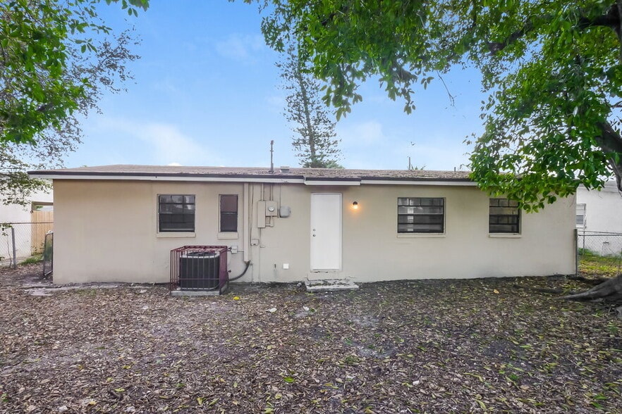 Building Photo - 3401 NW 18th Pl