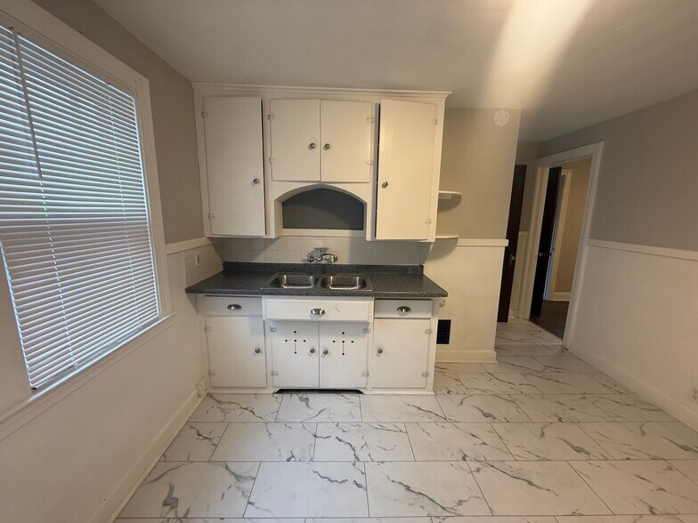 Building Photo - 34 Sunset St