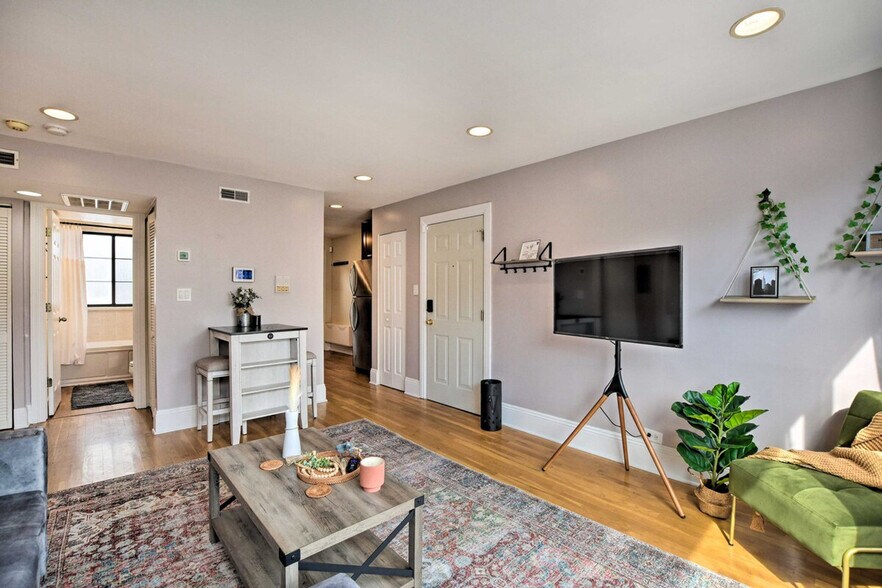 Building Photo - 7423 N Sheridan Rd