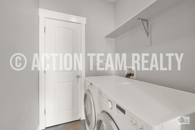 Building Photo - Top Floor Condo in Saratoga Springs!
