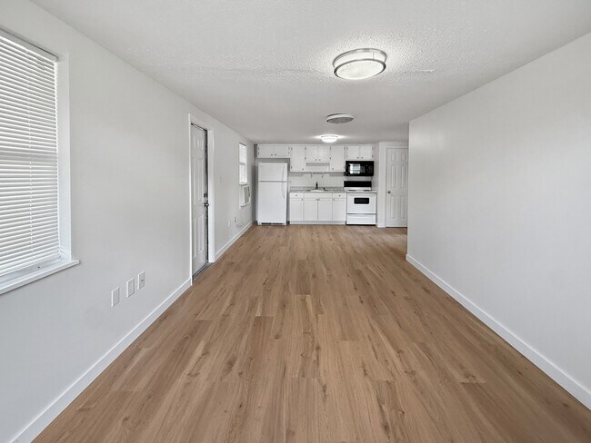 Building Photo - 204 2nd St