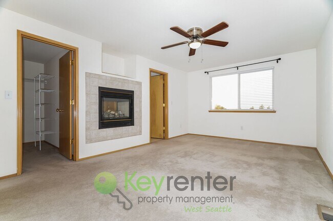 Building Photo - Kent Luxury Home with Double Primary Suite...