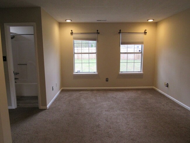 Building Photo - 3 BR 2 BA Hunters Creek