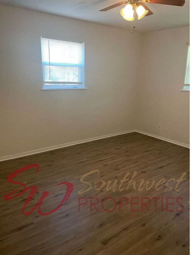 Building Photo - 4-Bedroom home in a quiet neighborhood