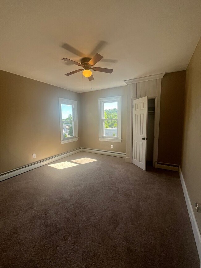 Building Photo - Available Now! 3 Bed, 1 Bath in Boyertown