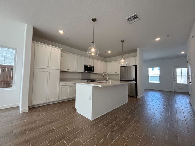 Building Photo - Move-In Special! 1 Week Free Rent – Spacio...