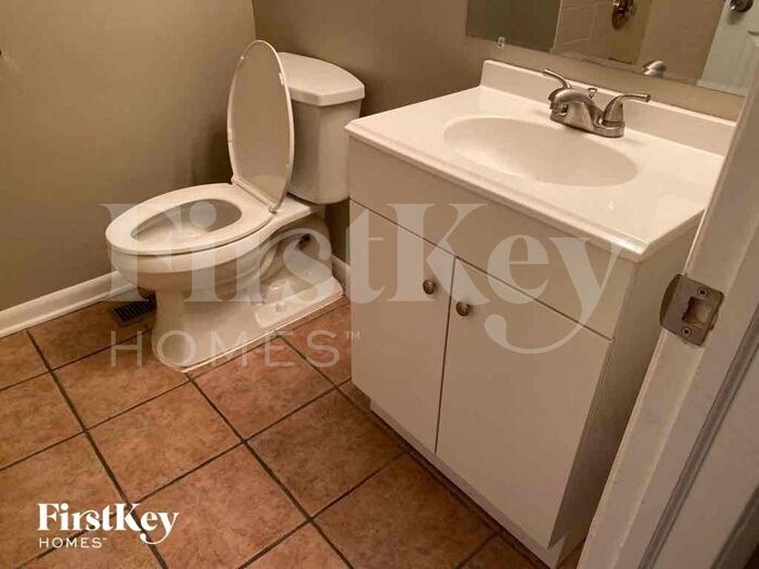 Building Photo - 815 Mcdonell Dr