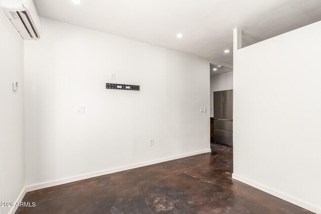 Building Photo - 2402 W Weldon Ave