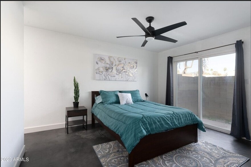 Building Photo - 2516 E 5th Pl