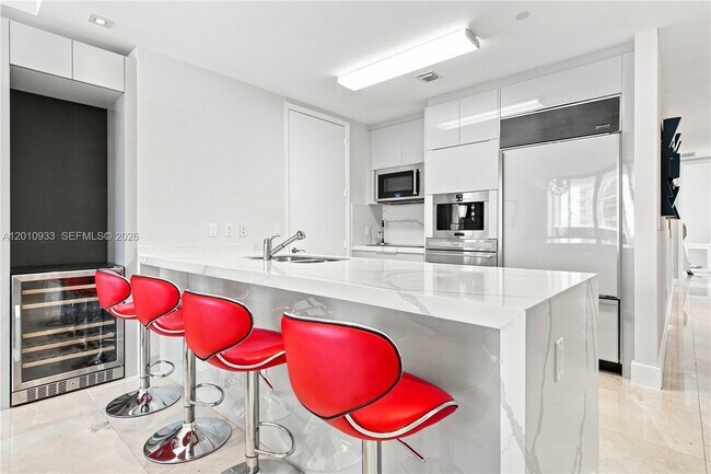 Building Photo - 15811 Collins Ave