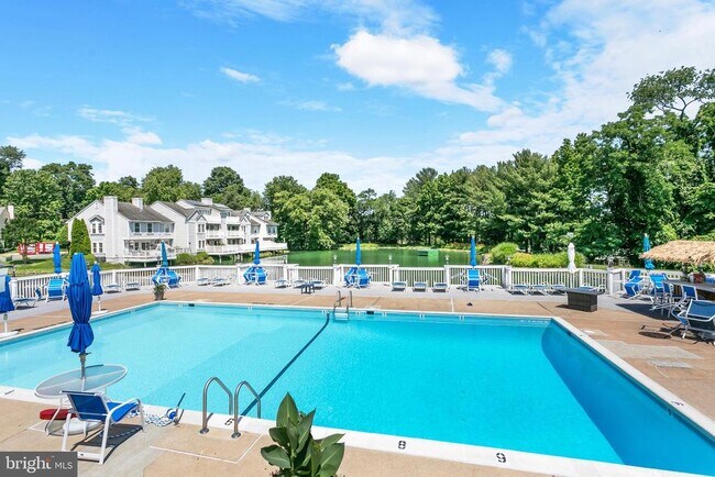 Building Photo - 3395 Lakeside View Dr