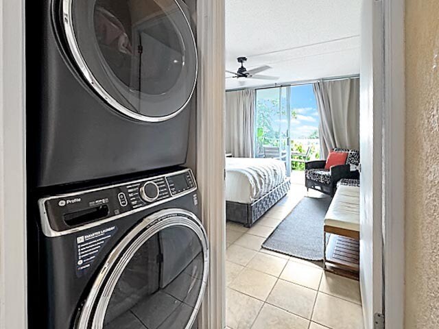 Modern washer and dryer - 69-1647 Puako Beach Dr
