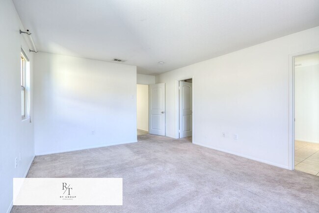 Building Photo - Beautiful 2-story home located in a gated community