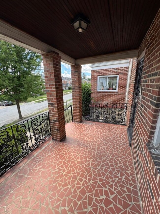 Building Photo - 3BED 2BATH FINISHED BASEMENT $1650/MONTH!