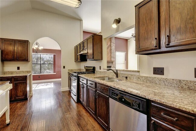 Building Photo - 15811 De Peer Ave