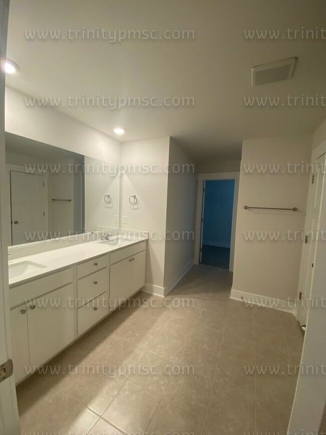 Building Photo - Gorgeous 4/2.5 waiting for you! -PRICE DROP-