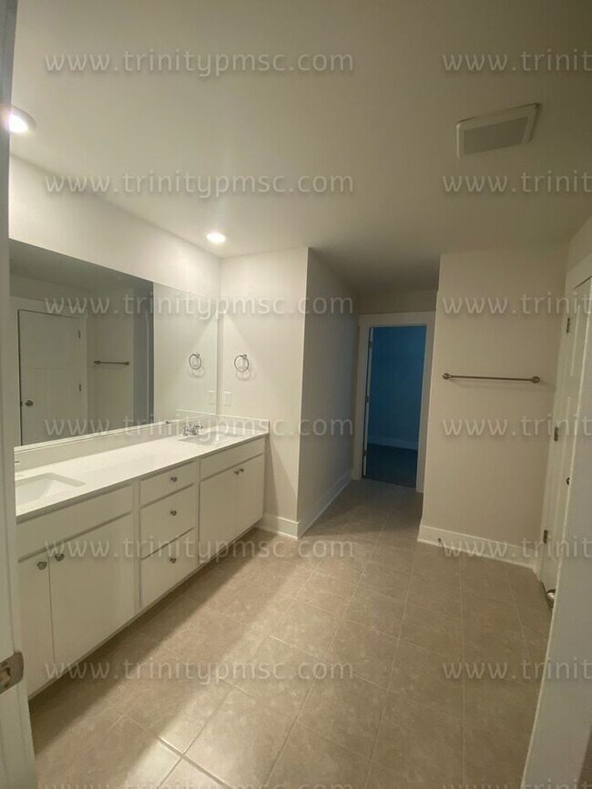 Building Photo - Gorgeous 4/2.5 waiting for you!