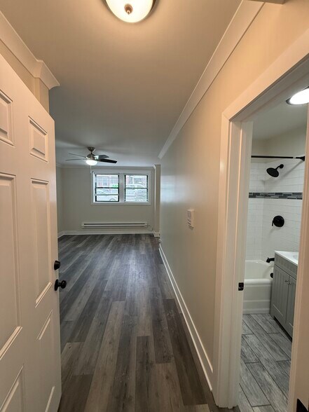 Building Photo - 3838 N Greenview Ave