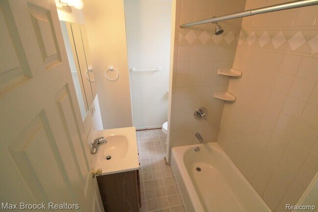 Building Photo - 368 S Wing St