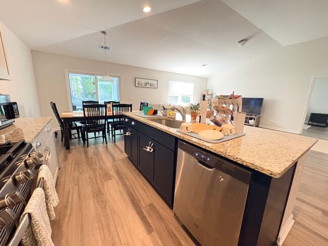 Building Photo - Welcome To Heritage New River Side