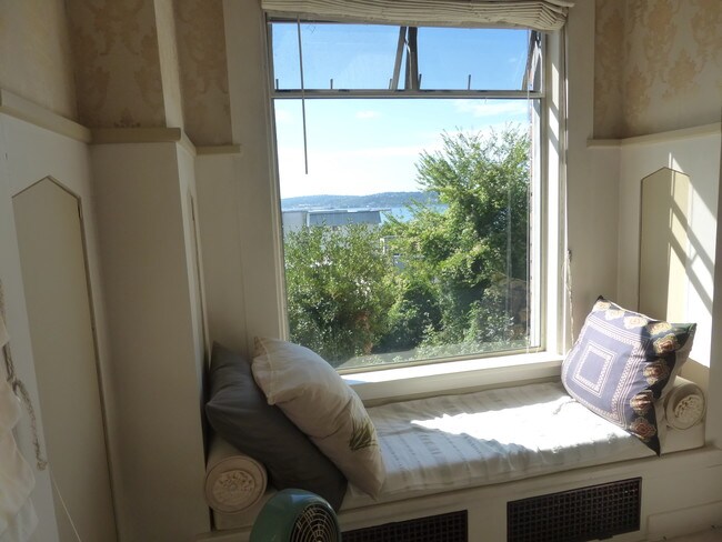 Building Photo - 211 W Highland Dr