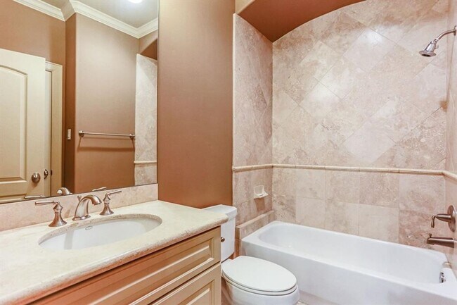 Building Photo - Stylish 3-Bedroom Home in Prime Houston Location!