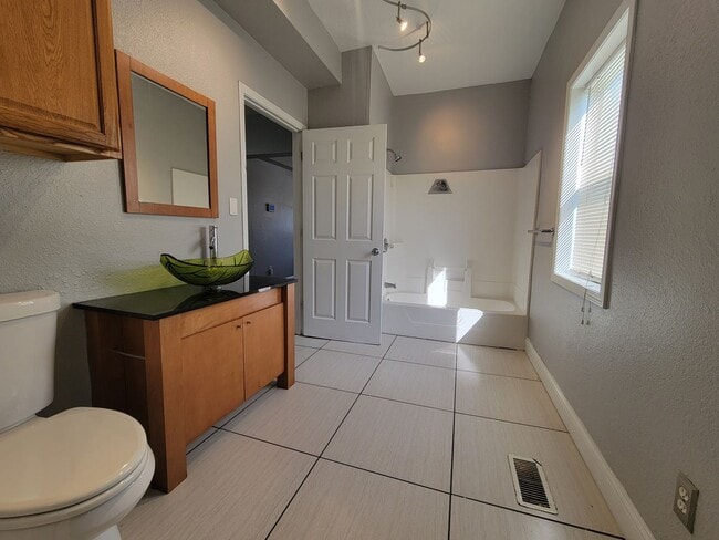Building Photo - Beautiful 2 bed home