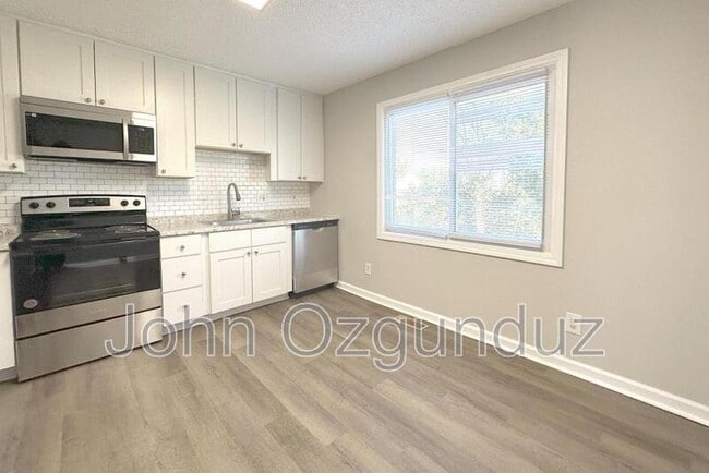 Building Photo - 813 S Blount St