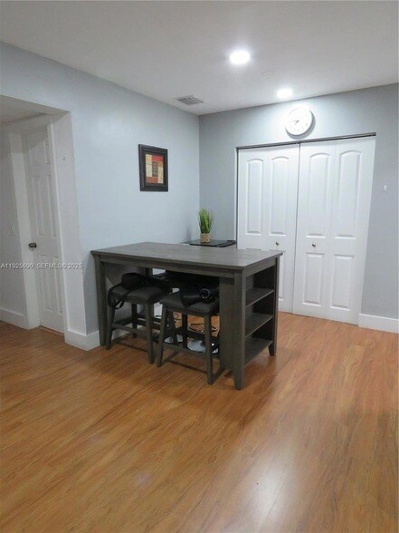 Building Photo - 11840 NE 19th Dr