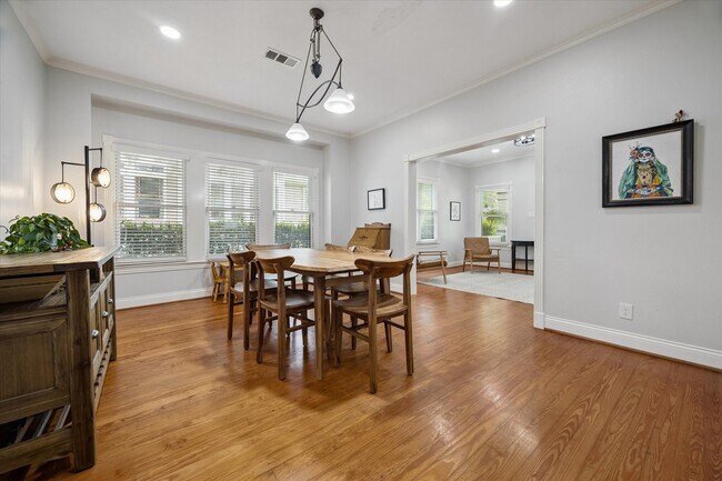 Building Photo - 412 W 22nd St