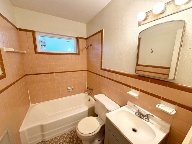 Building Photo - Beautiful 1 bedroom duplex in the heart of it all.