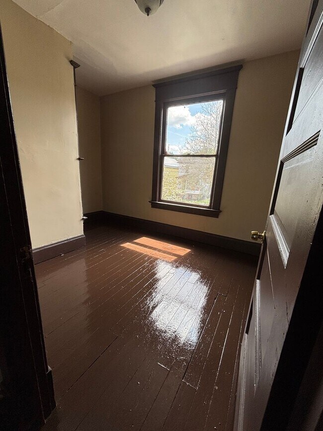 Building Photo - Newly Renovated 4 Bedroom Home